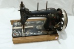 DIVERSOS - Antiga maquina de costura 'VESTAZINHA', preta policromada em flores. Med. 25x35x19 cm. Não testada e sem garantia.