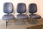 DIVERSOS - Longarina de 3 lugares com assentos e encostos forrados em curvim azul. Med. 86x115 cm. Apresenta um pequeno rasgo em 1 das cadeiras.