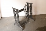 DIVERSOS - Base para máquina de costura Singer, pintada de cinza, podendo ser utilizada como base para mesa. Med. 71x68x47 cm.