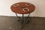 DIVERSOS - Mesa de apoio com base em ferro pintado de cinza, tampo em madeira decorada com ferraduras. Med. 51x59 cm.