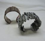ACESSÓRIOS - Lote de 2 pulseiras em metal, estilo bracelete.