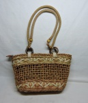 ACESSÓRIOS - Lote de bolsa artesanal em fibra e palha natural decorada com contas de búzios.