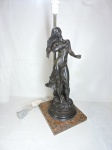 Lindo abajur em resina patinada, representando Ninfa com pássaro, base em mármore. Alt 56 cm.