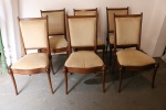 MÓVEIS - Lote de 6 cadeiras com estrutura em madeira nobre ricamente torneada com assento estofado em tecido claro. Med. 104x59x32 cm. Duas cadeiras apresentam deformações no estofo.