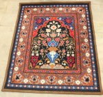 TAPEÇARIA - Linda tapeçaria de parede. Perfeito estado. Feita em lã com o famoso ponto arraiolo, cor do fundo azul. Med. 127x106 cm.