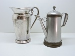 METAL - Lote de jarra em metal espessurado a prata e bule em inox. Alt. 23,5 cm e 22 cm. Desgastes.