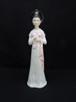 Linda estaueta em porcelana com 2 texturas, representando divindade chinesa. Alt. 26 cm.