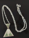 JÓIAS - Lindo cordão tipo gargantilha em prata 925, com pingente com zircônia branca e verde. Confeccionada especialmente para esse projeto.