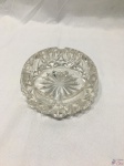 Cinzeiro Redondo Em Bloco De Vidro Moldado. MEDINDO: 15,5CM DE DIÂMETRO X 5CM DE ALTURA