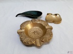 Lote diverso em bronze, composto de cinzeiro quadrado, petisqueira na forma de folha e enfeite na forma de maçã. Medindo o cinzeiro 16,5cm x 16,5cm.