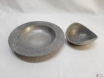 Lote de 2 petisqueiras em alumínio. Medindo a redonda funda 24,5cm de diâmetro x 4,5cm de altura.