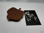 Lote de placa decorativa em madeira com pintura floral e enfeite em ferro na forma de folha. Medindo a placa 22,5cm x 14,5cm.
