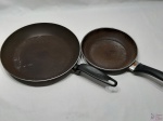 Lote de 2 frigideiras com fundo em teflon, medindo 28cm e 20,5cm de diâmetro respectivamente.