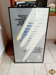 Quadro com poster antigo, moldura em metal preto e vidro frontal. Medindo a moldura 66,5cm x 37,5cm.
