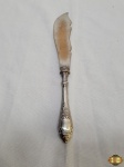 Faca de servir peixe em prata de lei com pega floral. Medindo 27cm de comprimento.