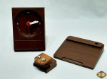 Lote de escritório, composto de base para post-it e um relógio (necessita de reparo) e um prendedor de papel na forma de sapo em madeira da Artecma. Medindo o relógio 12cm de altura.