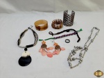 Lote de diversas bijuterias.