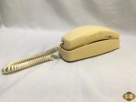 Telefone gondola da AT$T modelo 210 na cor creme.