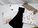 Lote de roupas Feminina. Composto por 4 blusas variadas em Tam; P e Tam : M e 1 cachecol. Todas em bom estado de conservação.