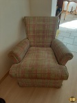 Poltrona com 2 braço e almofada. Necessita trocar o forro. Medindo 86cm de largura x 88cm de profundidade x 83cm de altura do encosto. Retirada em Ipanema.