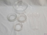 Lote composto de 3 bowls em vidro moldado, par de talher de salada em acrílico e saladeira em vidro moldado. Medindo a saladeira 23cm de diâmetro x 10cm de altura.