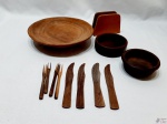 Lote composto de 2 petisqueiras, fruteira, porta guardanapo, 4 espetos para petisco e 4 facas para pasta em madeira. Medindo a fruteira 22,5cm de diâmetro.
