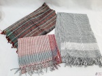 Lote de 3 pashiminas em algodão listrado. Medindo a maior 180cm x 50cm.