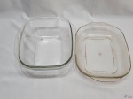 Lote de 2 travessas retangulares funda em vidro temperado. Medindo uma delas 28,5cm x 26,5cm x 10cm de altura e a outra 31,5cm x 23cm x 5cm de altura.