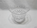 Fruteira, centro de mesa em cristal ricamente lapidado com losango. Medindo 26cm de diâmetro x 21cm de altura. Possui 2 bicados na borda, conforme foto.