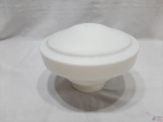 Cúpula para luminária de teto em vidro opalinado, tipo disco. Medindo 16cm de altura x 10cm de diâmetro de boca.
