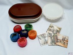 Lote composto de 2 tupperware, 6 descansos de copo com paisagens e 6 bases para copos decoradas com miçangas. Medindo o tupperware maior 32cm x 21cm x 5,5cm de altura.