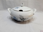 Sopeira em porcelana Schmidt floral com friso ouro. Medindo 23cm de diâmetro x 11cm de altura.
