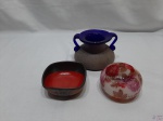 Lote composto de vaso floreira em vidro azul cobalto, petisqueira em cerâmica pintada e bowl em vidro estampado. Medindo a floreira 8,5cm de altura.