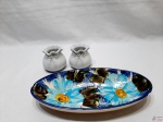 Lote composto de 2 floreiras em porcelana branca e 1 travessa oval funda em porcelana pintada. Medindo a travessa 25cm x 12,5cm x 4,5cm de altura.