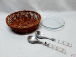 Lote composto de cesta em ratam, par de talher de salada com pega em acrílico e travessa redonda funda em vidro Marinex. Medindo a cesta 31cm de diâmetro x 8,5cm de altura.