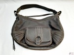 Bolsa meia lua em couro de búfalo marro da loja Mara Mac. Medindo 39cm x 27cm.