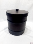 Balde de gelo revestido em couro. Medindo 21cm de diâmetro x 20,5cm de altura.