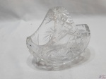 Cesta em grosso cristal ricamente lapidado. Medindo 15,5cm x 10cm x 12,5cm de altura com alça.