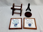 Lote composto de 2 quadro em madeira com azulejo com pintura de flores, suporte de prato para mesa, etc. Medindo os quadros 18cm x 18cm. O azulejo de um quadro está trincado.