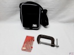 Lote composto de grampo sargento de 3 polegadas, kit de 5 chaves de precisão e 1 bolsa lateral da Track & Field. Medindo a bolsa 22cm x 16cm x 6,5cm de profundidade.