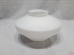 Cúpula para luminária de teto em vidro opalinado, tipo disco. Medindo 13cm de altura x 10cm de diâmetro de boca.