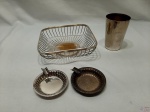 Lote composto de cesta de pão, 2 cinzeiros e 1 copo em prata 90. Medindo a cesta 17cm x 17cm x 5,5cm de altura.