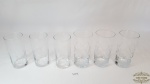 6 Copos longos para água/suco em vidro em modelos diversos. Medida maior 7 cm diâmetro e 14 cm altura, menor 6 cm diâmetro e 13 cm altura.