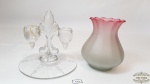 Lote de 2 peças sendo 1 vaso em vidro translucido e 1 castiça em cristal.Medida vaso 7 cm diâmetro e 11,5 cm altura, castiçal base 13,5 cm diâmetro e 14 cm altura.Castiçal tem uma avaria