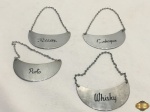 4 Plaquinhas para identificação de bebidas em aço. Medindo 7cm x 4cm. Bebidas: Porto, Rum, Conhaque e Whisky.