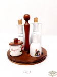 Suporte para azeite, vinagre,sal e orégano porcelana com base em madeira .. Medida 19 cm diâmetro, 17 cm altura.