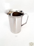 Refresqueira  com coador em aço inox.Medida 15 cm diâmetro, 19 cm altura.