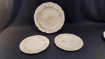 Alfred Meakin-3 pratos decorativos em porcelana Inglesa floral . Medida  28 cm de diametro,e 22 cm de diametro,. Apresentam marcas de uso e pequeno bicado na borda, conforme a foto