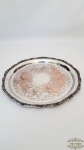 Bandeja redonda com bordas avarandas em prata 90 Crescent. Medida 35 cm diâmetro.