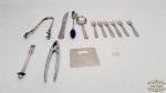 kit de cozinha contendo 13 peças sendo 6 garfos de sobremesa, 1 faca de jantar, 1 quebra nozes, 1 pegador  em formato de pé de galinha, 1 colher longa, 1 pinça, 1 colher e 1 abridor.